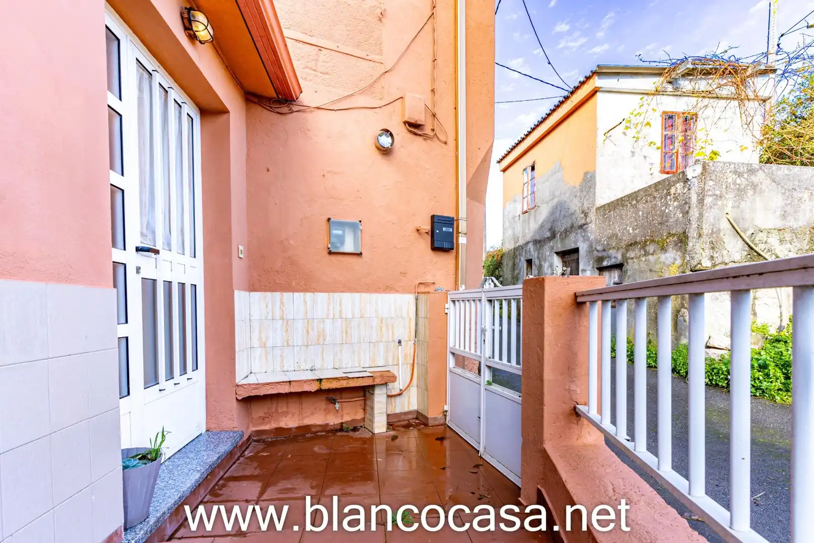 Außenansicht von Haus oder Chalet zum Verkauf in Ponteceso mit Privatgarten, Terrasse und Abstellraum