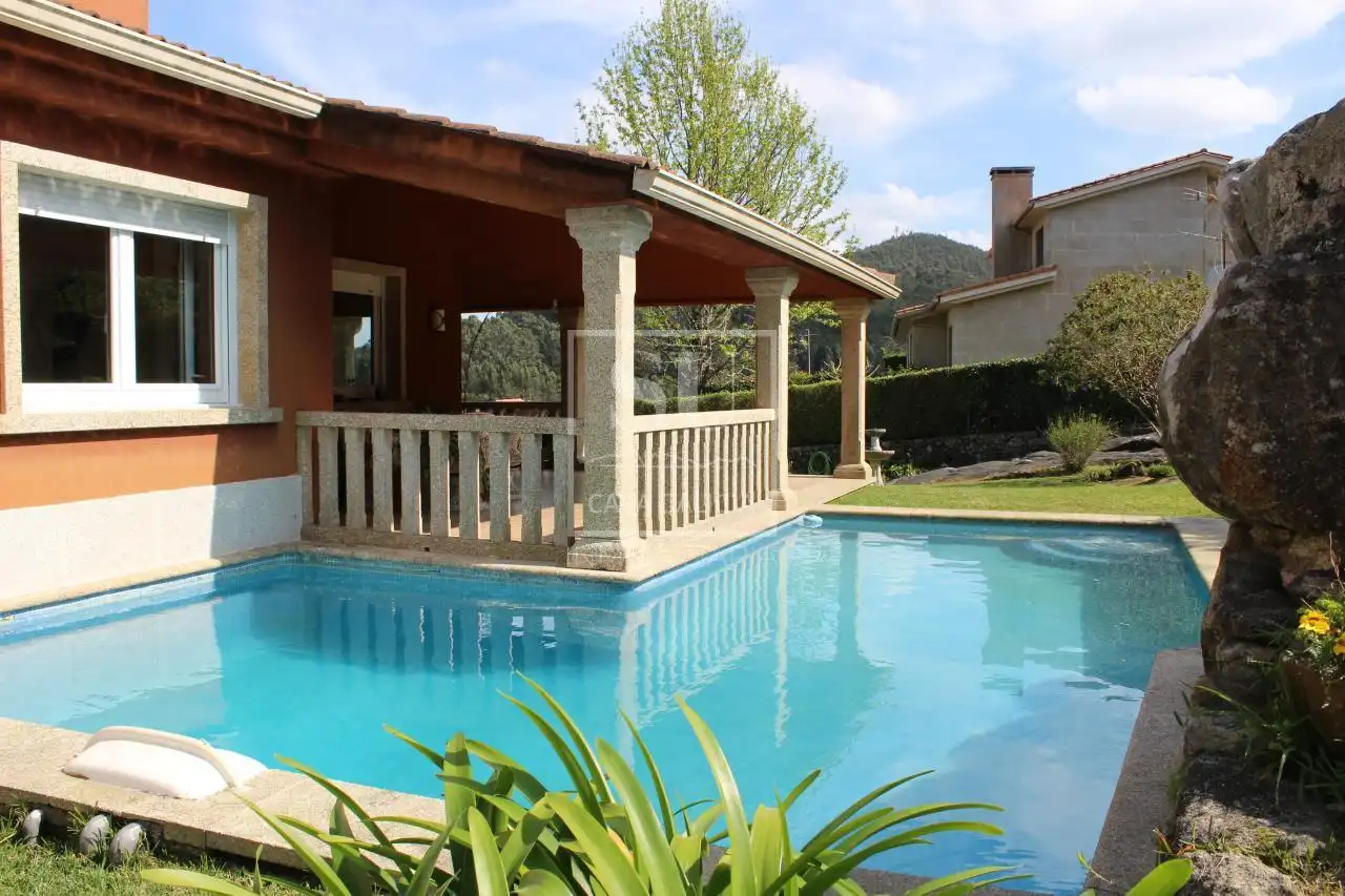 Piscina de Casa o xalet en venda en Baiona amb Calefacció, Jardí privat i Terrassa