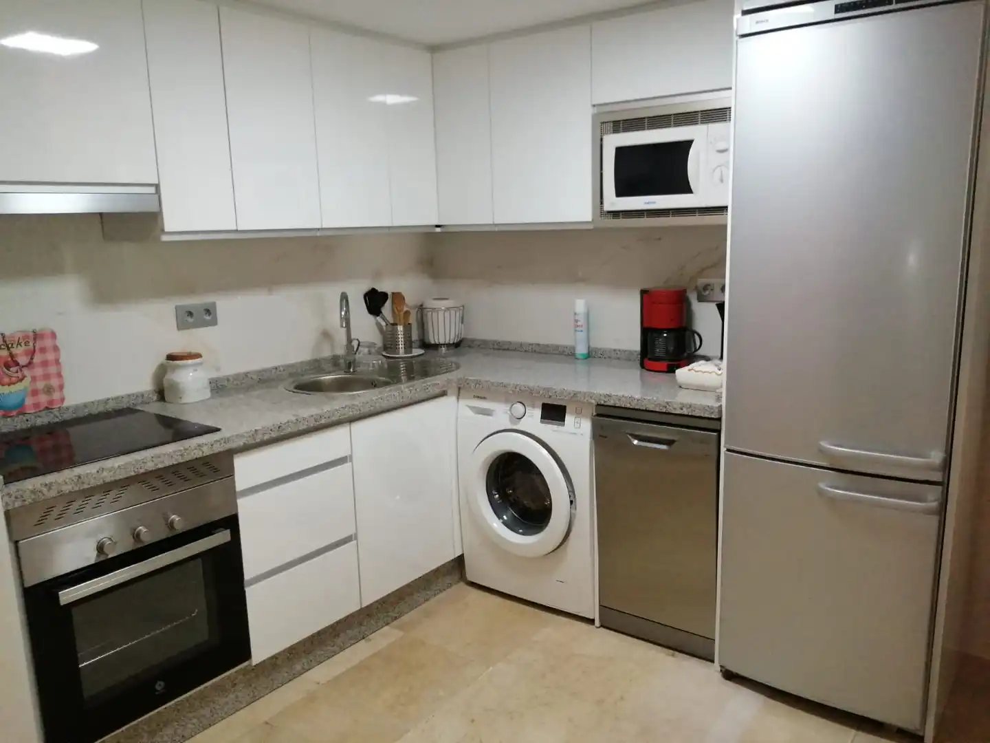 Cuina de Apartament de lloguer en Marbella amb Aire condicionat, Calefacció i Terrassa