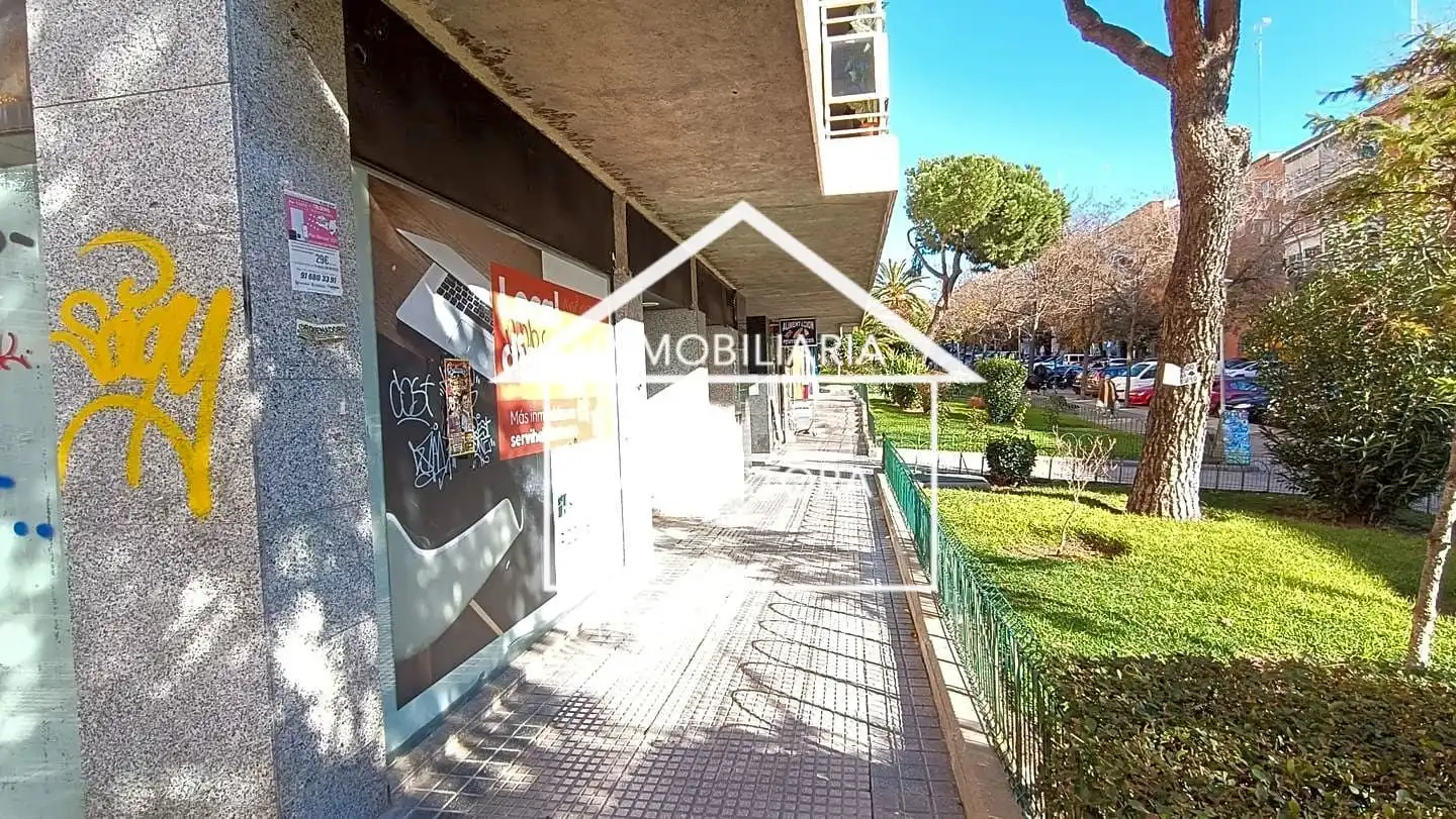 Vista exterior de Local en venta en Alcorcón
