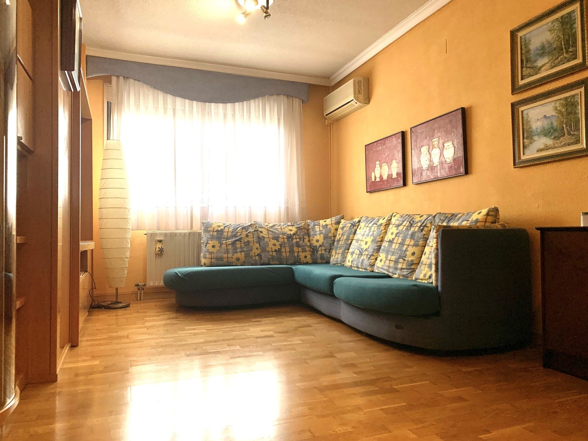 Living room of Flat to rent in  Madrid Capital  with Air Conditioner, Heating and Furnished