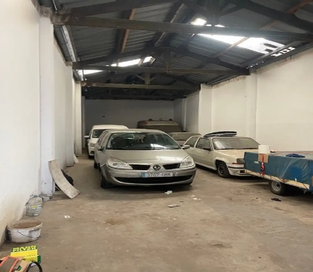 Parkplatz von Fabrikhallen zum Verkauf in L'Hospitalet de Llobregat mit Alarm