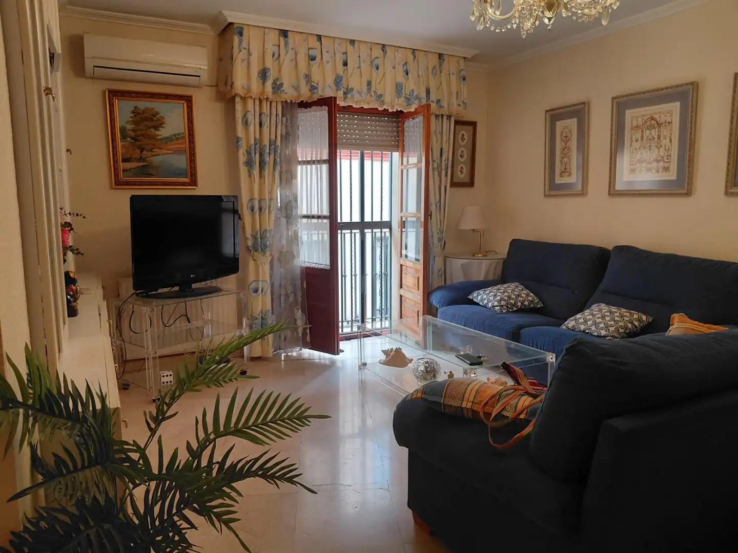 Living room of Flat for sale in Sevilla  with Air Conditioner, Heating and Storage room