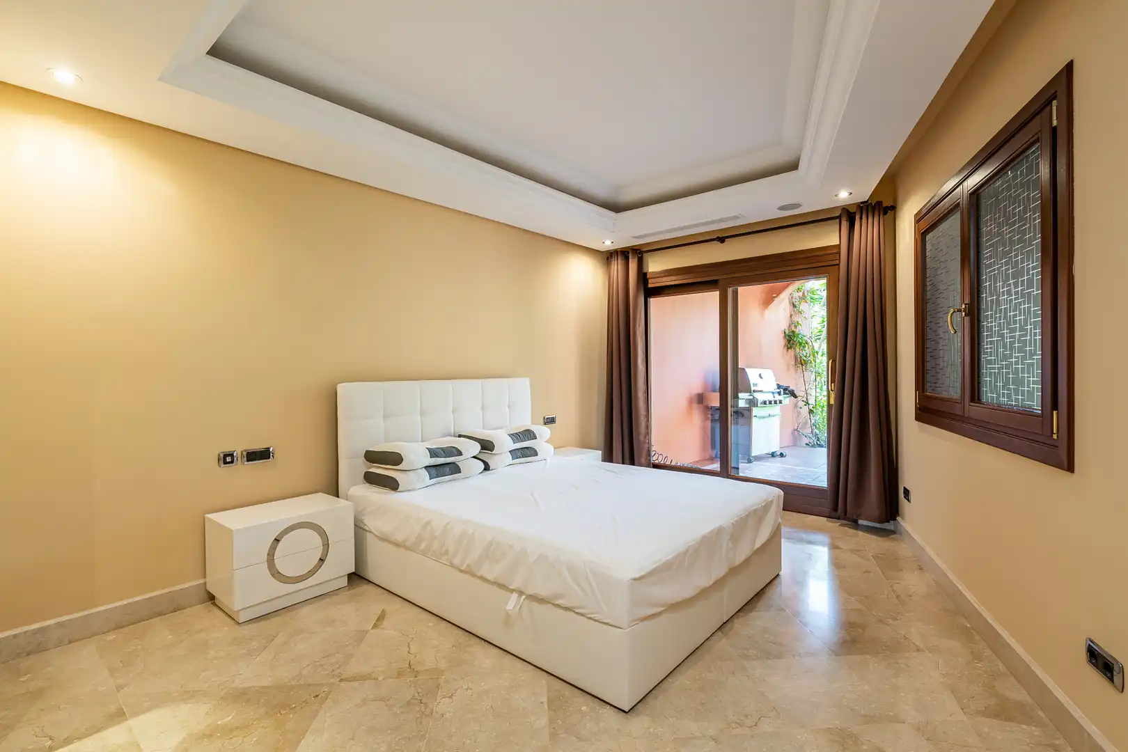 Habitación de Planta baja en venta en Estepona con Aire acondicionado, Calefacción y Terraza