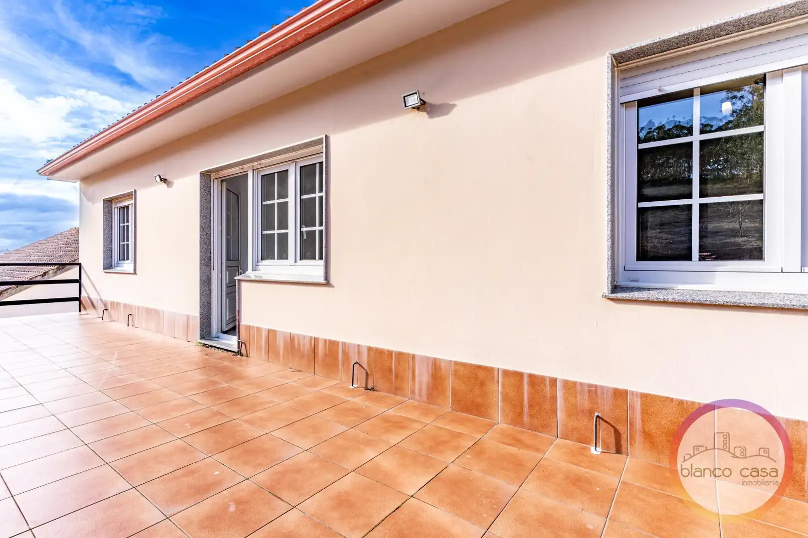 Vista exterior de Casa o xalet en venda en Malpica de Bergantiños amb Calefacció, Terrassa i Traster