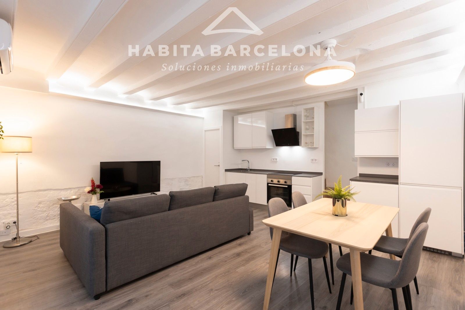 Exterior view of Duplex for sale in  Barcelona Capital  with Air Conditioner, Heating and Parquet flooring