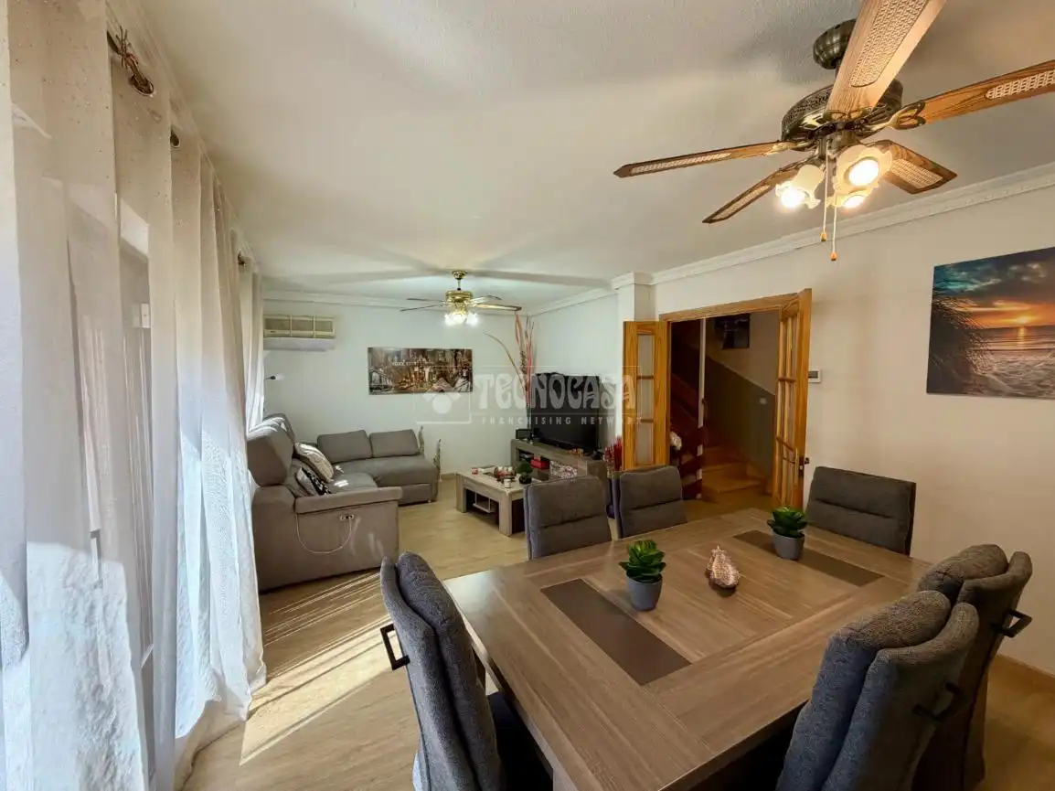 Wohnzimmer von Einfamilien-Reihenhaus zum Verkauf in Azuqueca de Henares mit Klimaanlage und Heizung