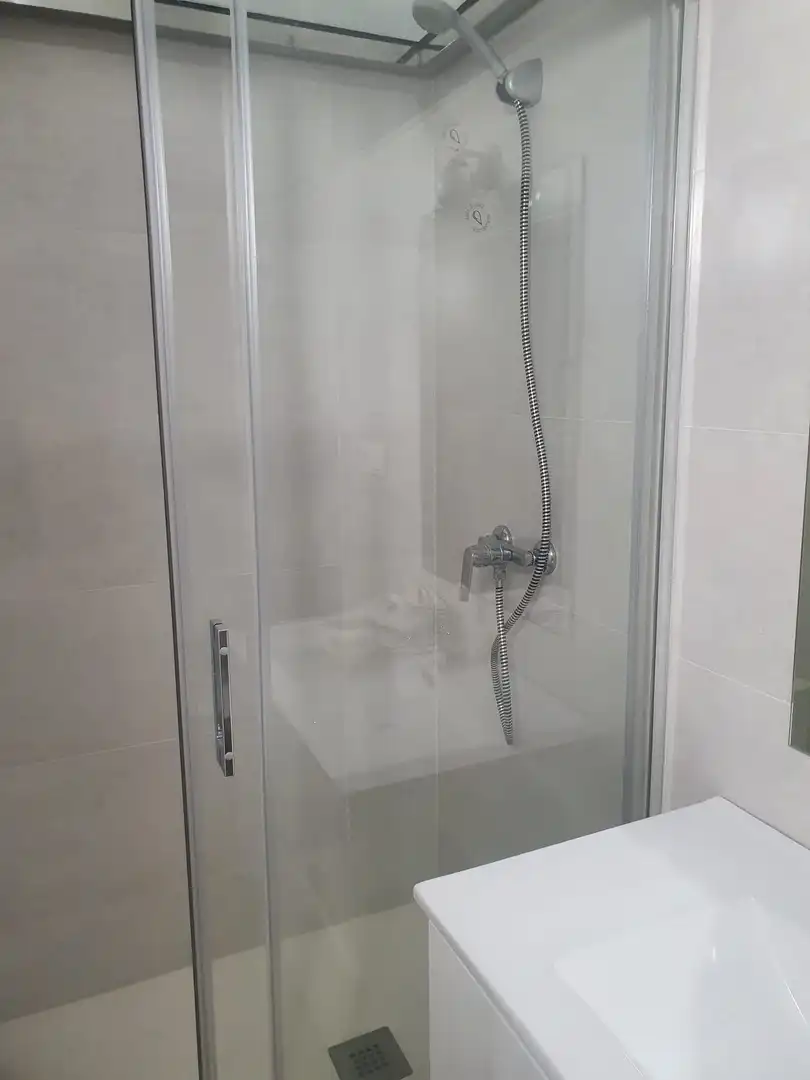 Baño de Apartamento de alquiler en Roquetas de Mar con Aire acondicionado, Calefacción y Parquet