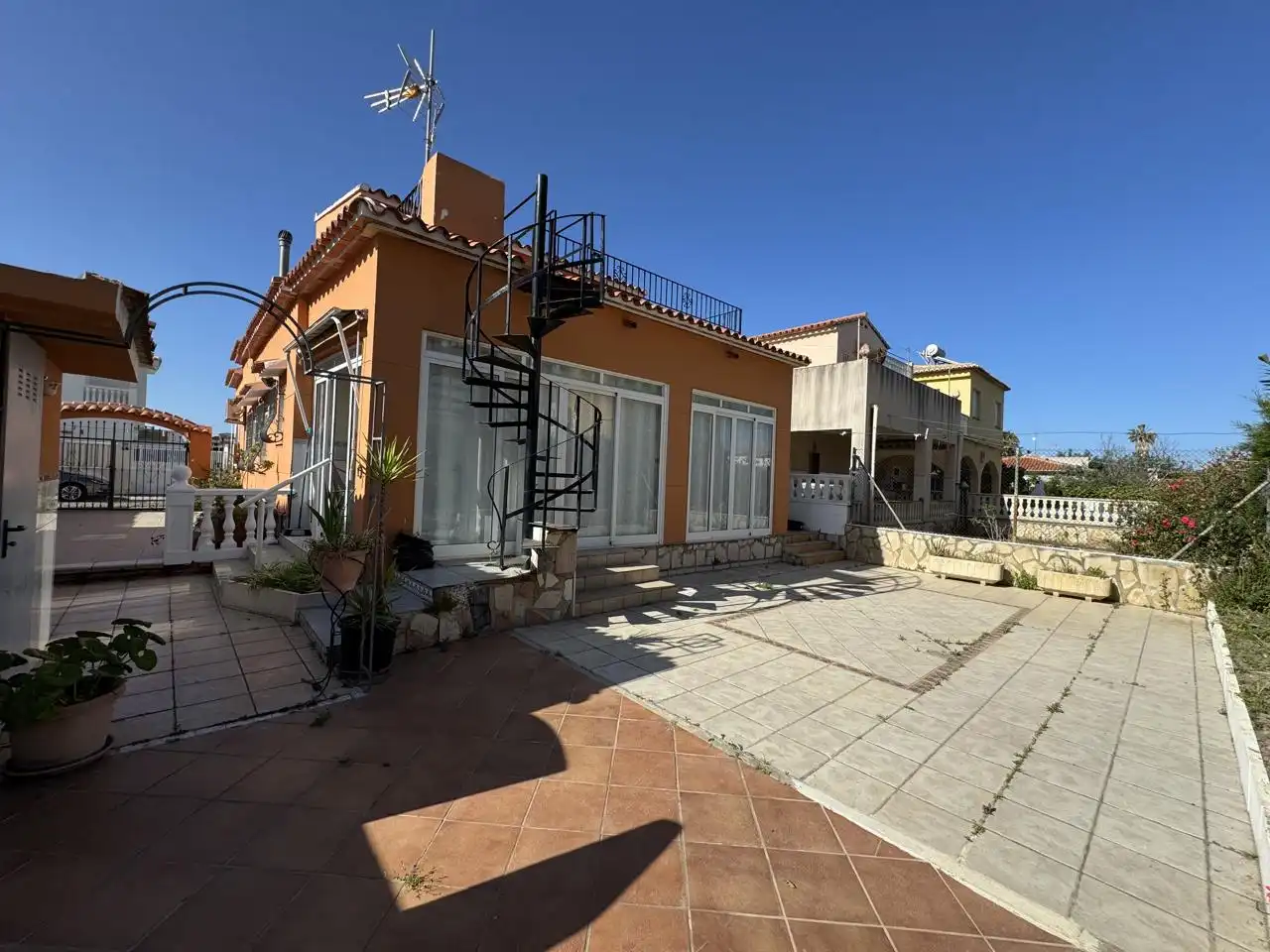 Vista exterior de Casa o xalet en venda en Oliva amb Aire condicionat