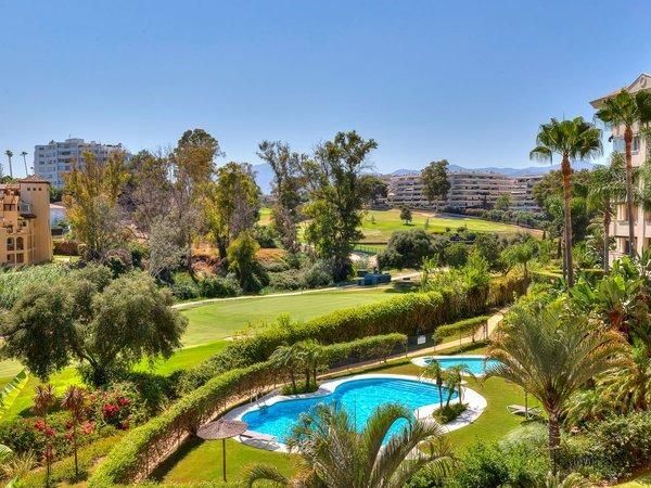 Vista exterior de Àtic en venda en Marbella amb Aire condicionat, Calefacció i Jardí privat