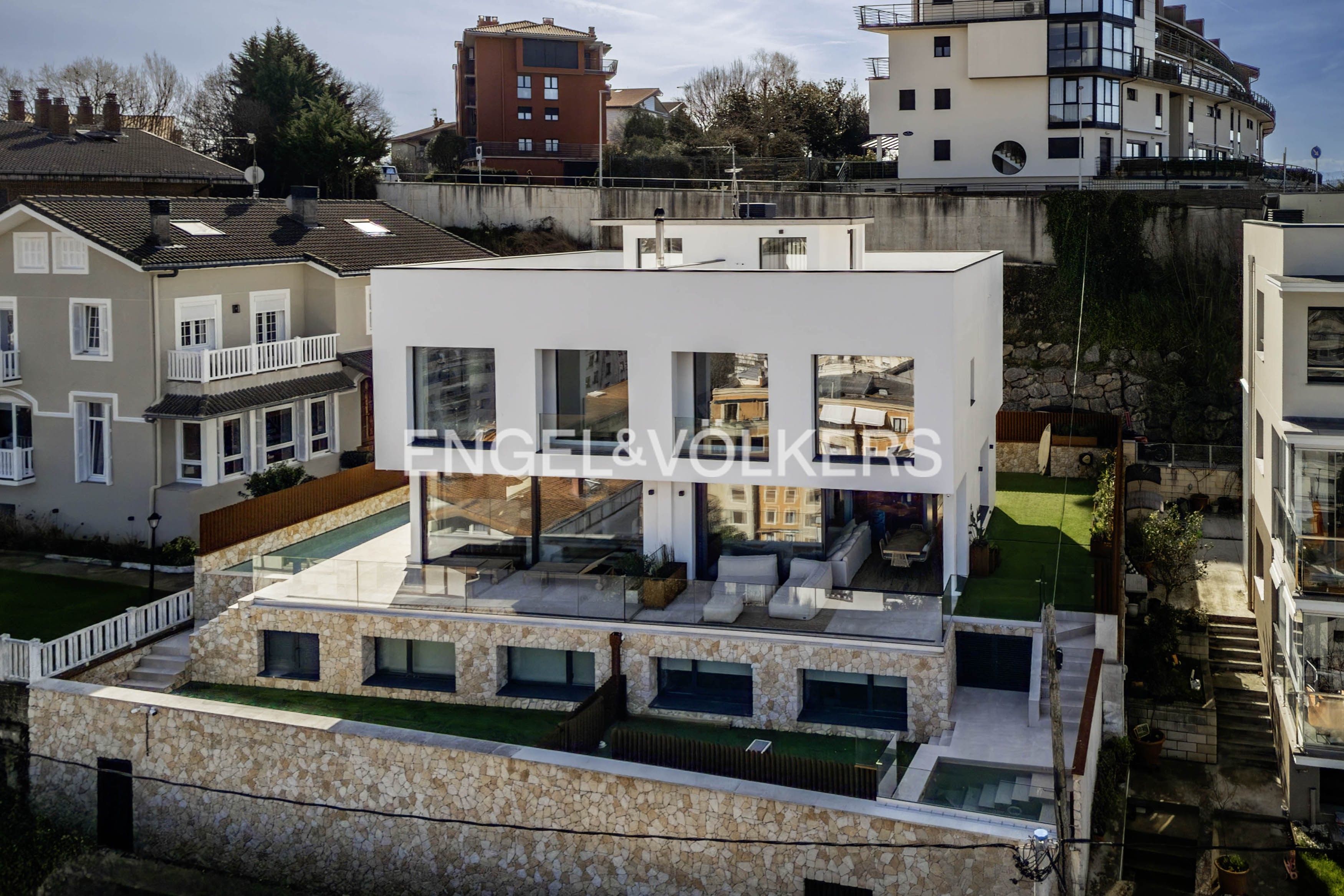 Exterior view of Single-family semi-detached for sale in Donostia - San Sebastián   with Heating, Private garden and Terrace