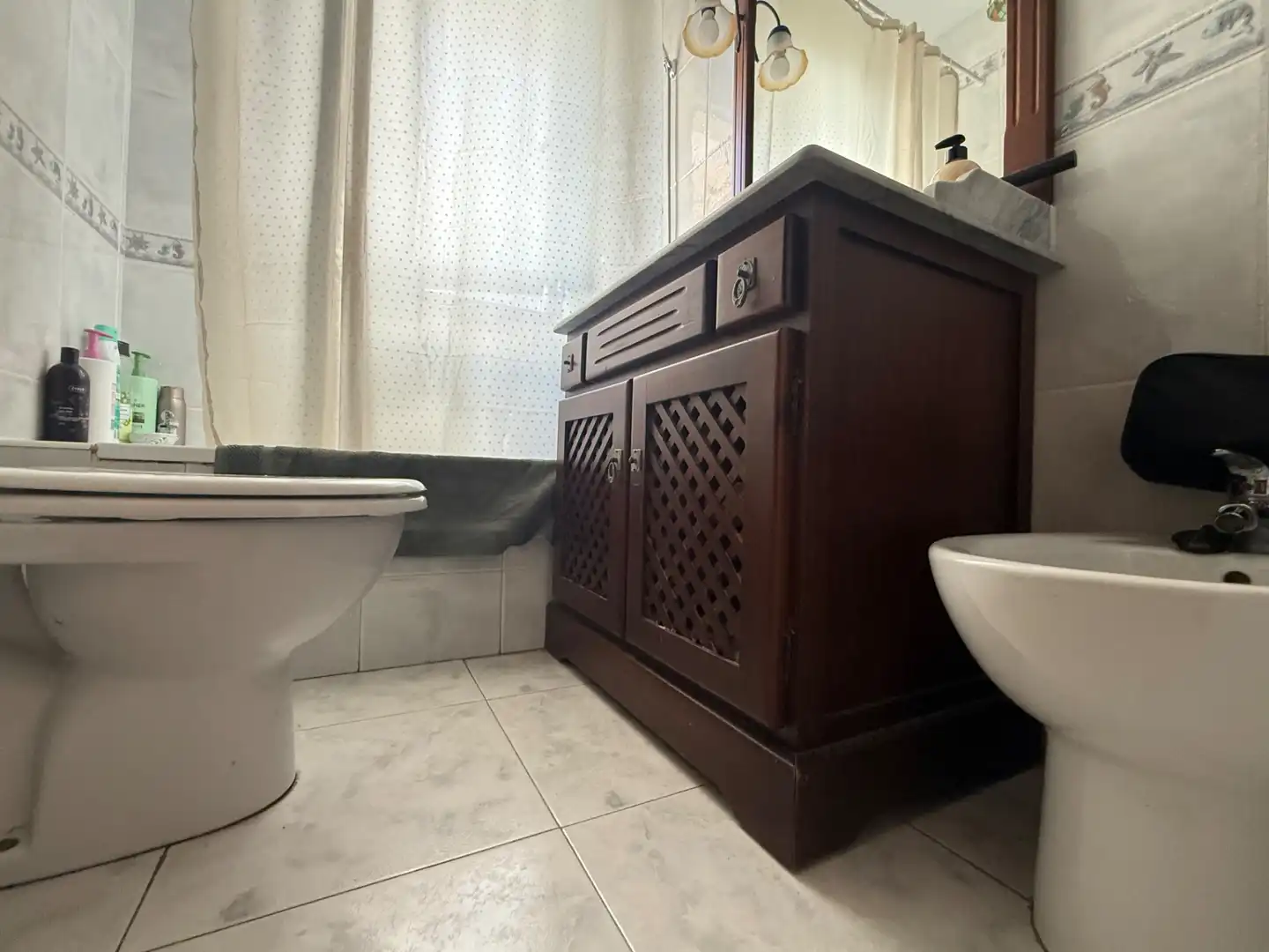Badezimmer von Einfamilien-Reihenhaus zum Verkauf in Aljaraque mit Klimaanlage, Heizung und Privatgarten
