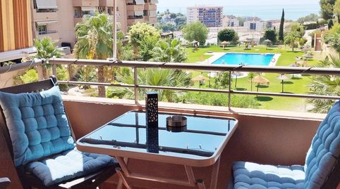 Piso con vistas al mar en urbanización privada con piscina.
