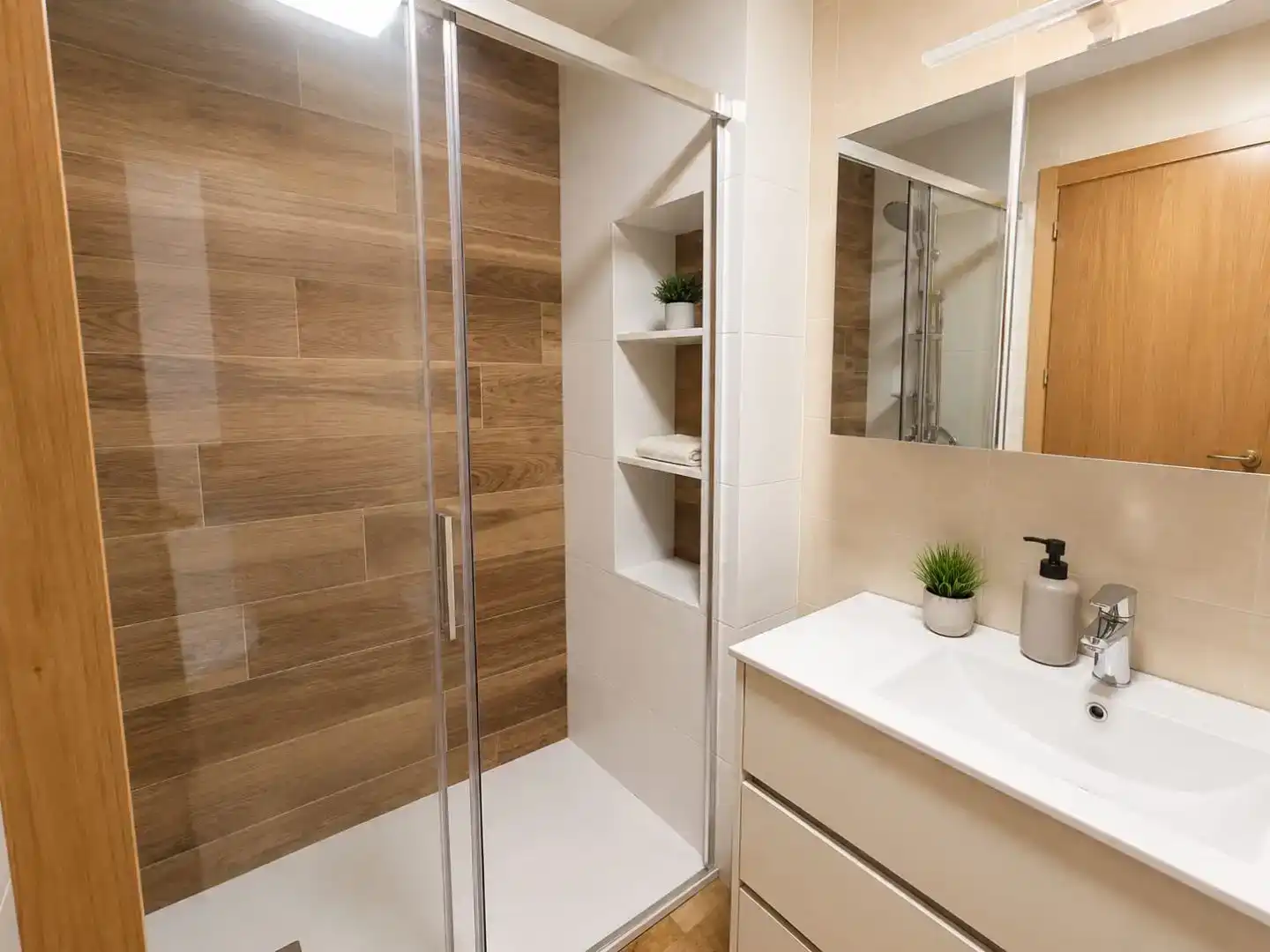 Bathroom of Flat for rent in Armilla  with Air Conditioner