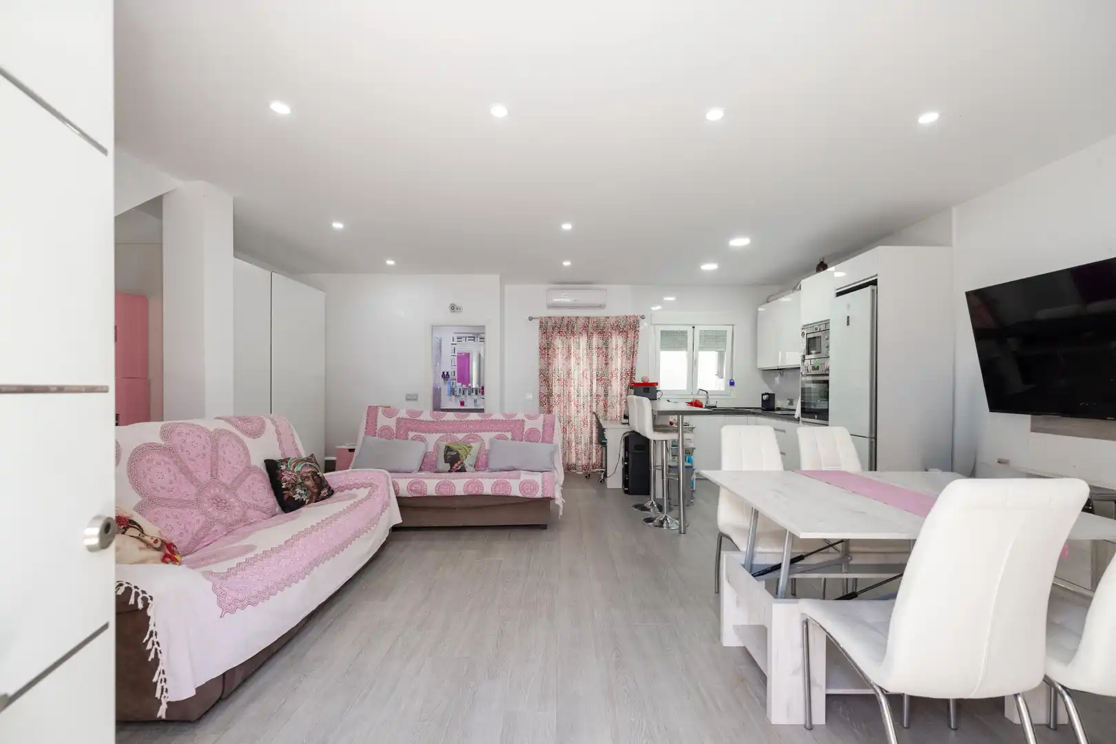 Wohnzimmer von Einfamilien-Reihenhaus zum Verkauf in Málaga mit Klimaanlage, Heizung und Terrasse