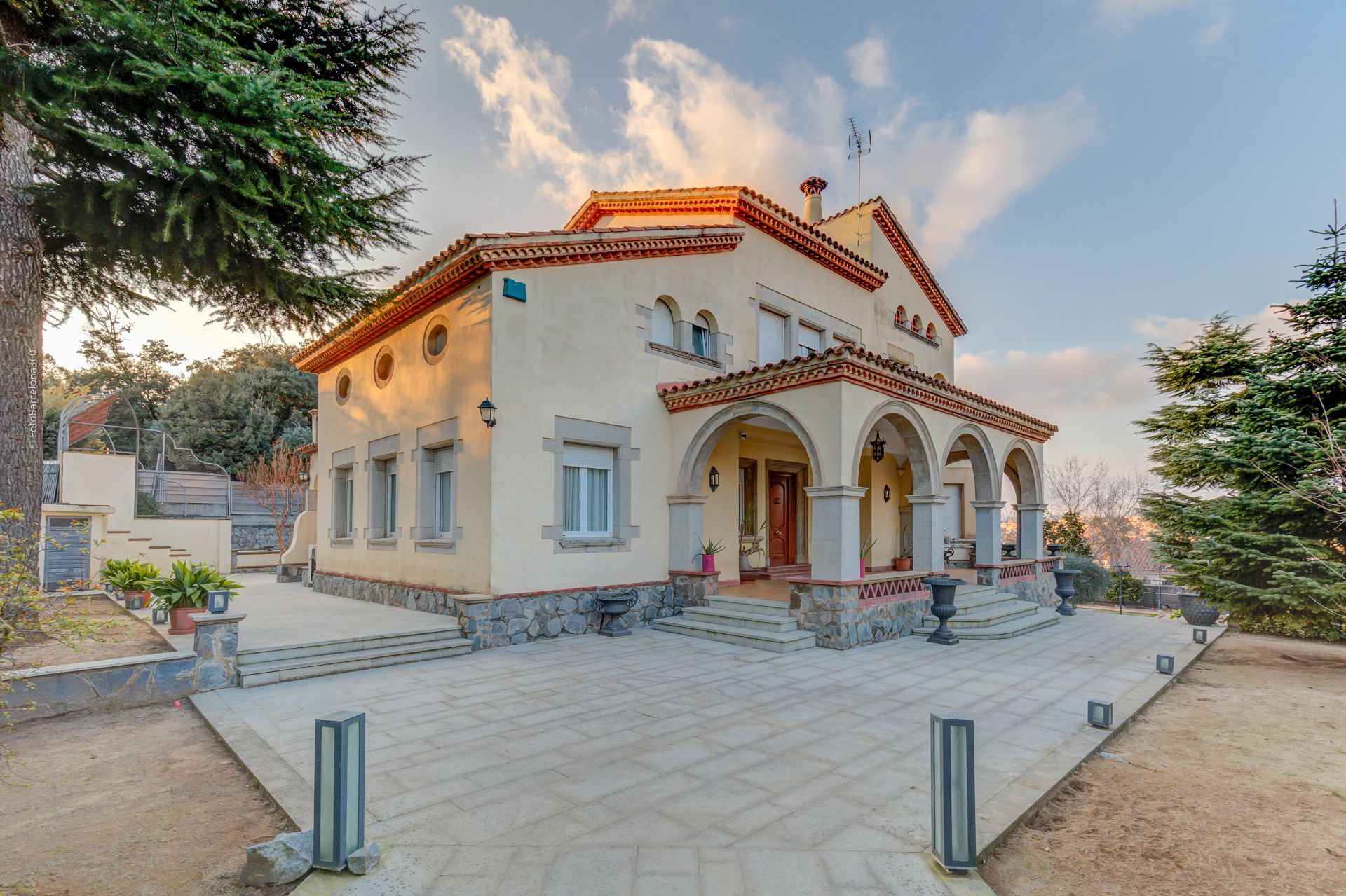 Vista exterior de Casa o xalet en venda en Sant Cugat del Vallès amb Aire condicionat, Calefacció i Jardí privat