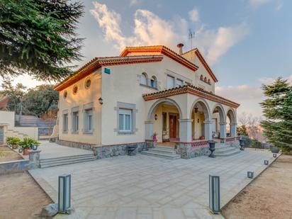 Vista exterior de Casa o xalet en venda en Sant Cugat del Vallès amb Aire condicionat, Calefacció i Jardí privat