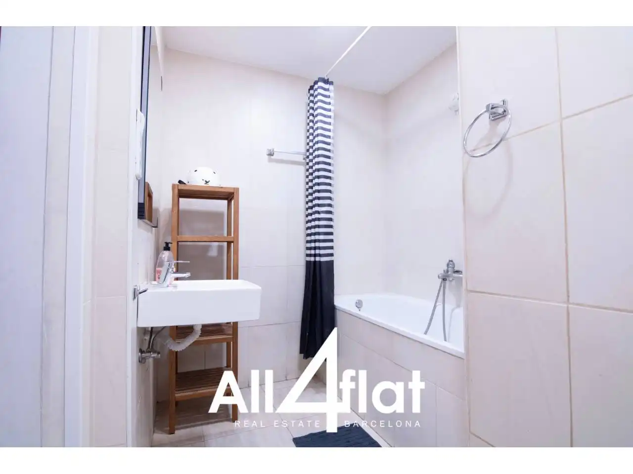 Badezimmer von Wohnung zur Miete in Barcelona mit Klimaanlage, Parkett und Möbliert