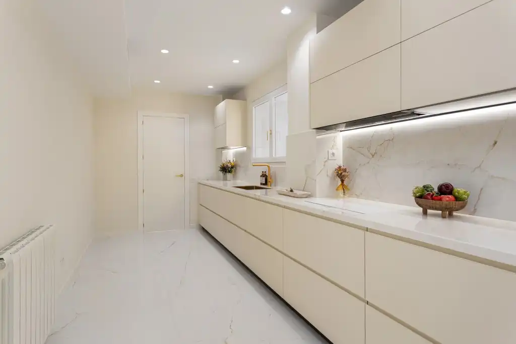 Cuina de Apartament en venda en Barcelona amb Calefacció, Traster i Moblat