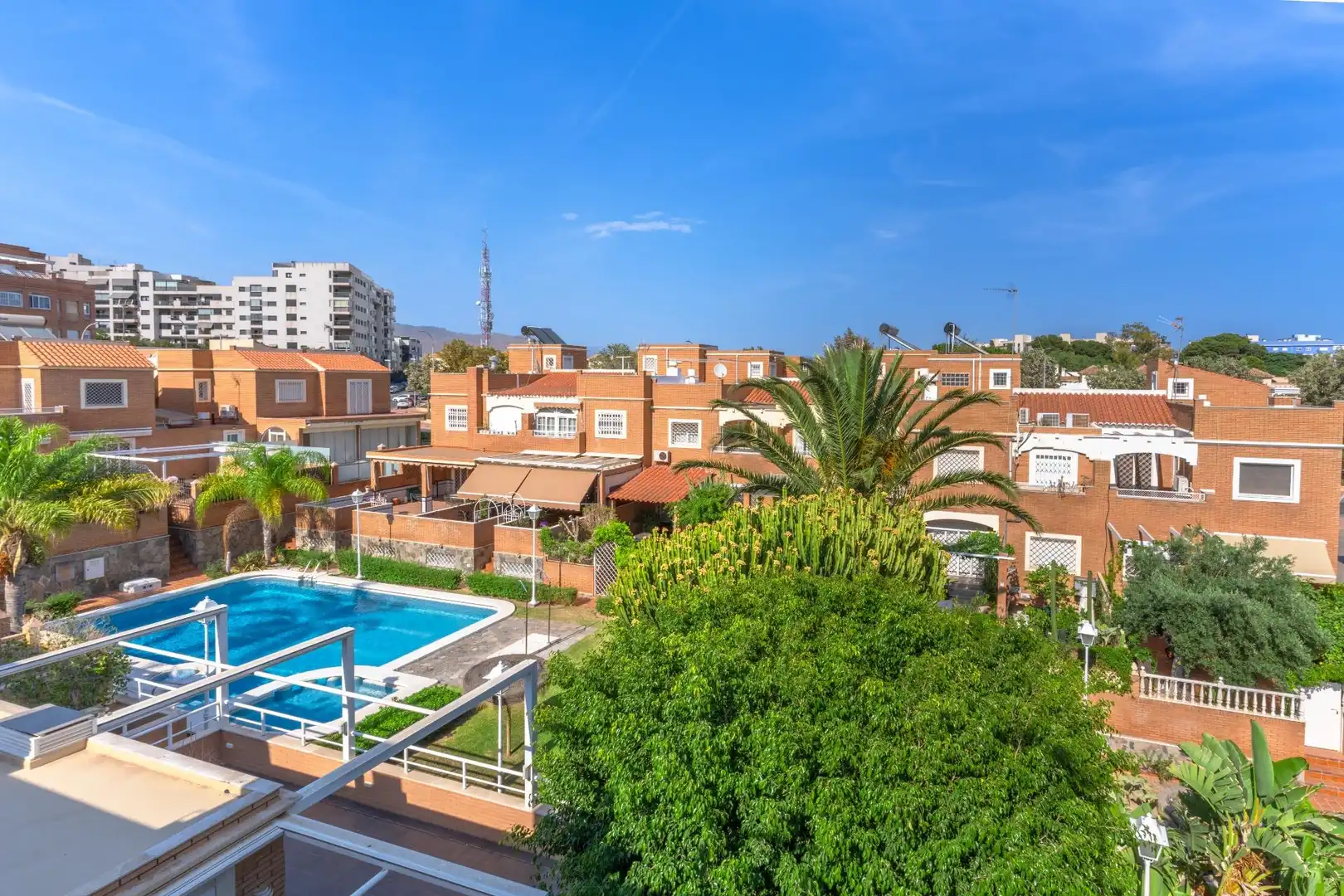 Vista exterior de Dúplex en venda en Almería amb Aire condicionat, Calefacció i Jardí privat