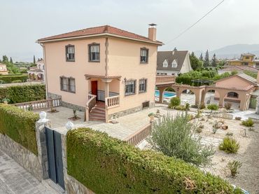 Chalet con balcón en venta en Calle Comares 5