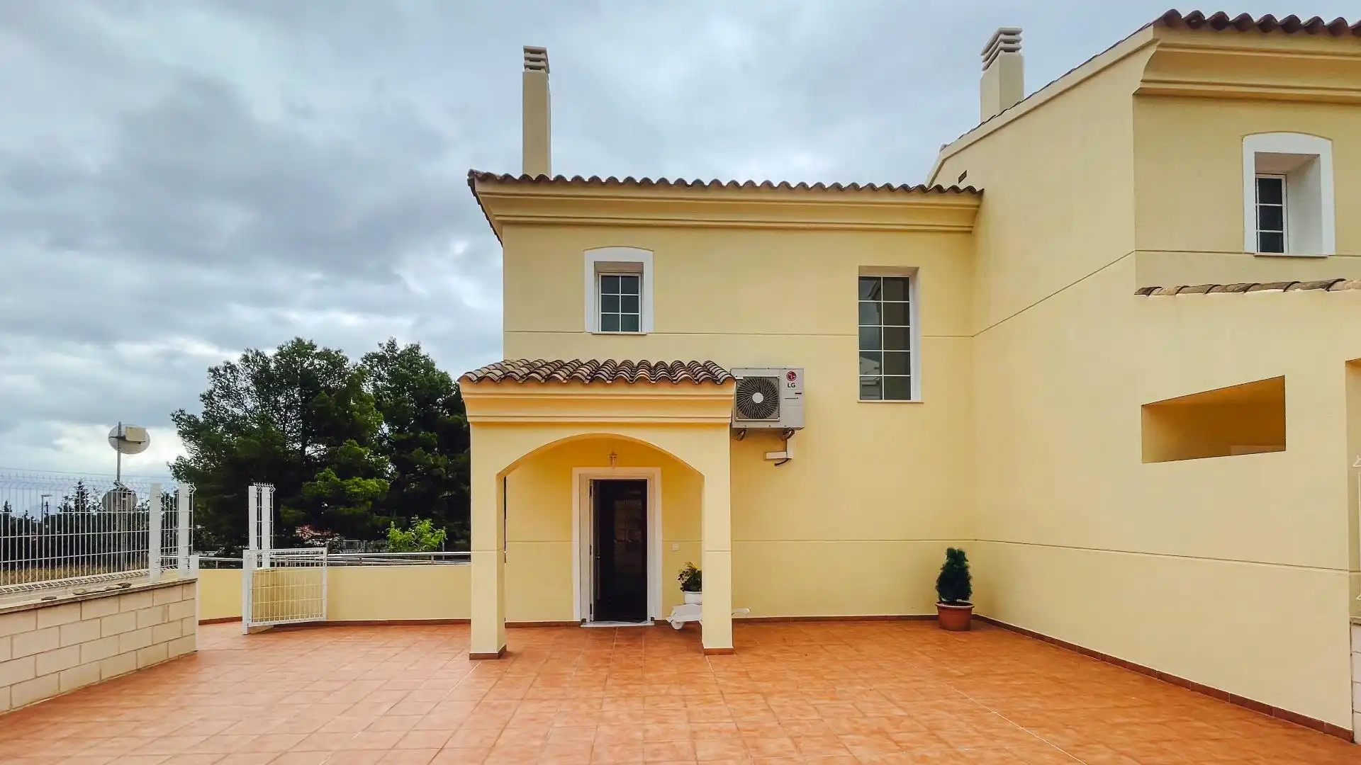 Vista exterior de Casa adosada en venda en La Nucia amb Aire condicionat, Jardí privat i Terrassa