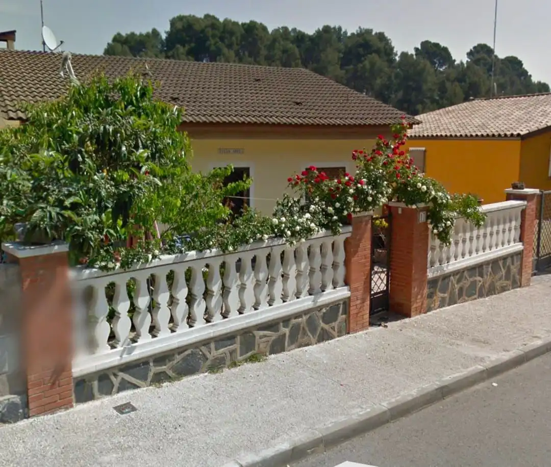 Vista exterior de Casa o xalet en venda en Rubí amb Aire condicionat, Jardí privat i Terrassa