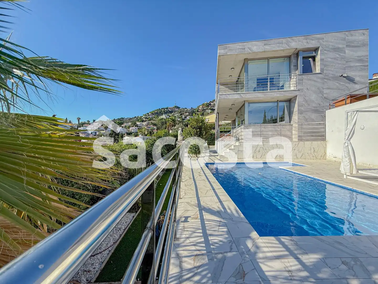 Vista exterior de Casa o xalet en venda en Lloret de Mar amb Aire condicionat, Jardí privat i Terrassa