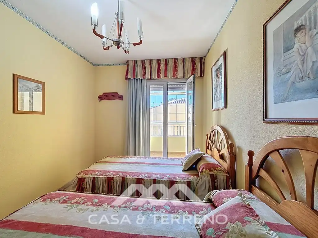 Dormitori de Casa adosada en venda en Vélez-Málaga amb Aire condicionat, Piscina i Microones