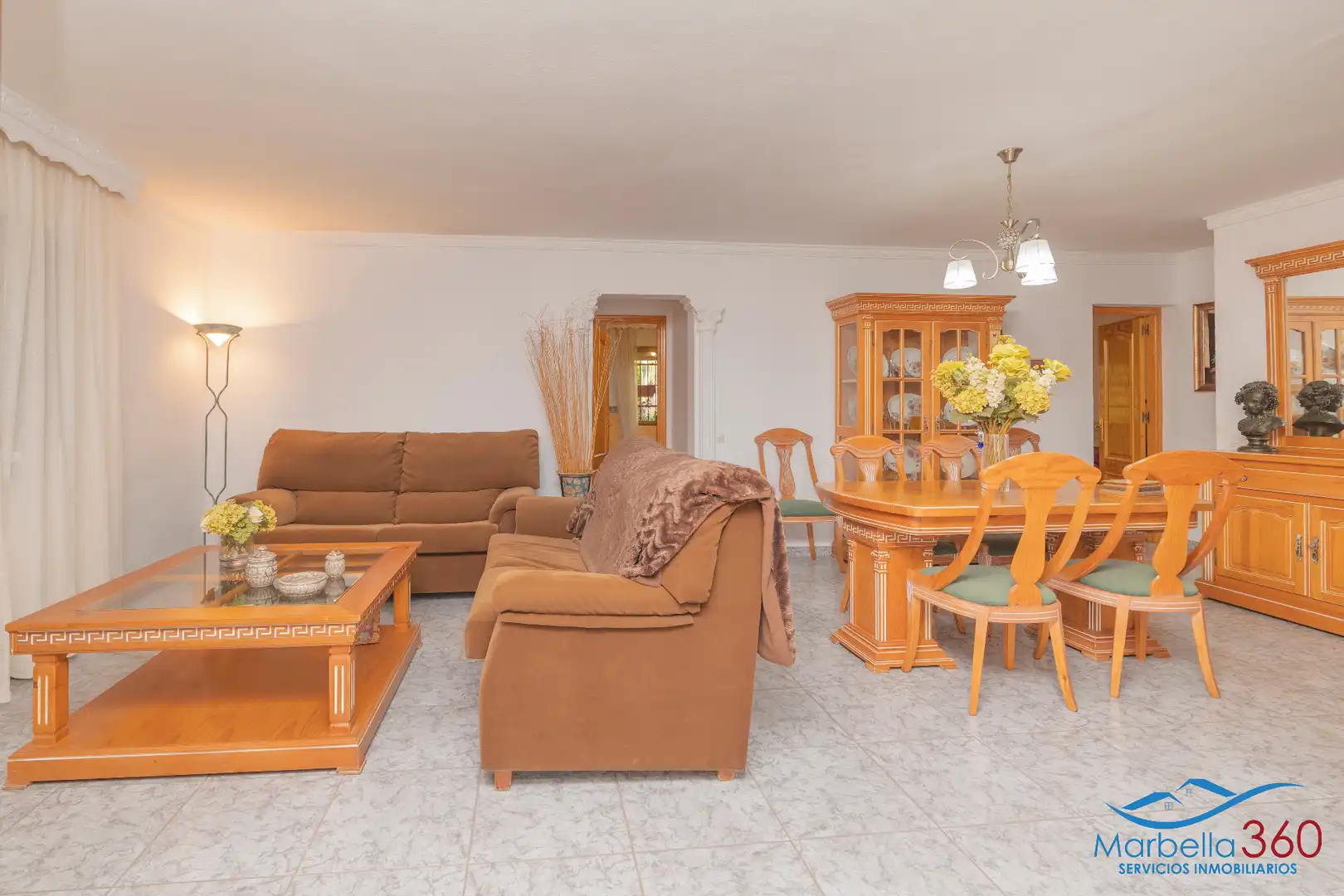 Sala de estar de Casa o chalet en venta en Marbella con Aire acondicionado, Calefacción y Jardín privado
