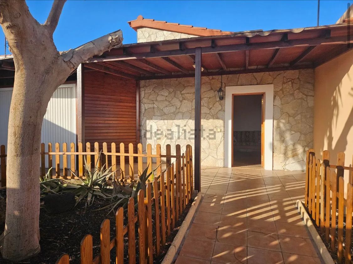 Vista exterior de Casa adosada en venta en Tuineje con Jardín privado, Terraza y Amueblado