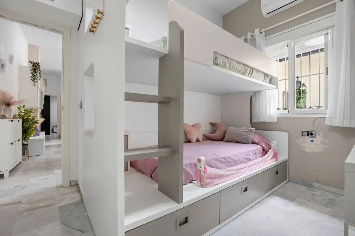 Bedroom of Flat for sale in Sevilla  with Air Conditioner, Heating and Furnished