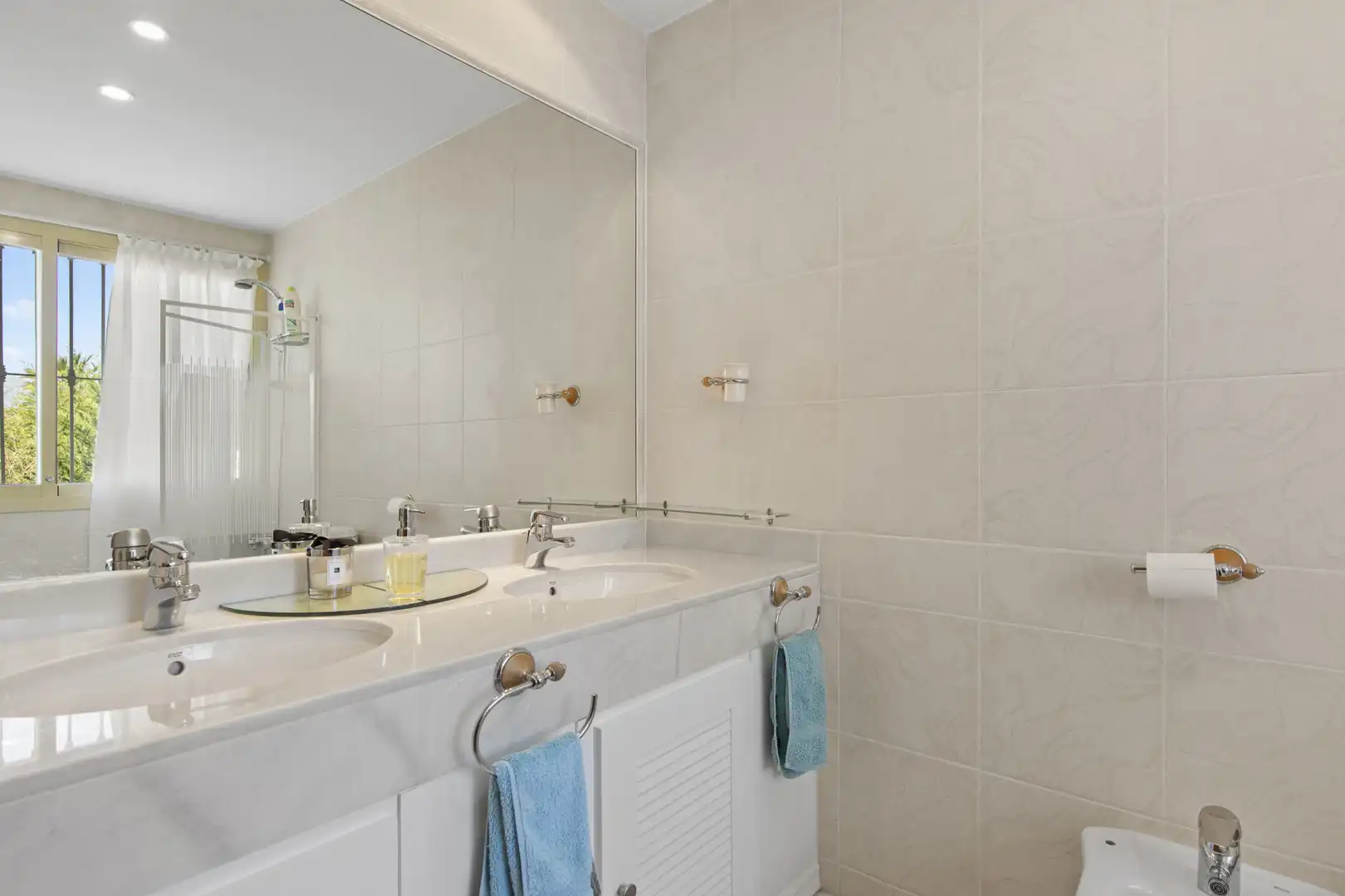 Bathroom of Houses for sale in Benahavís  with Air Conditioner, Heating and Private garden