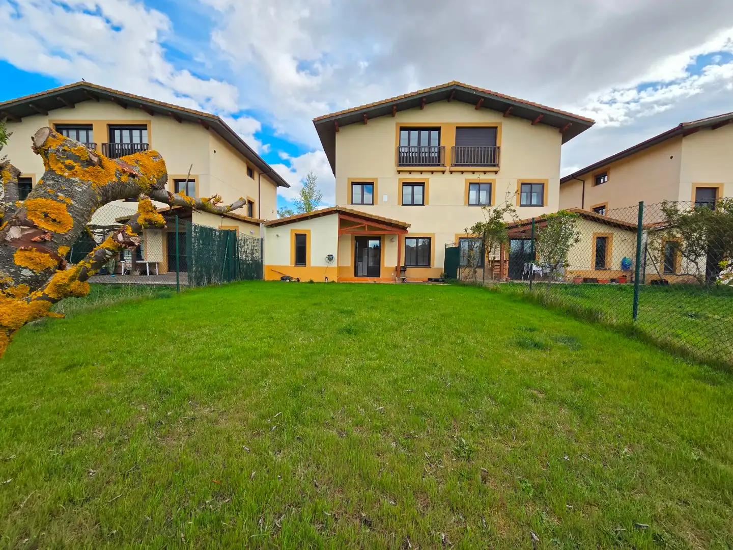 Vista exterior de Casa adosada en venta en Cardeñadijo con Calefacción, Jardín privado y Terraza