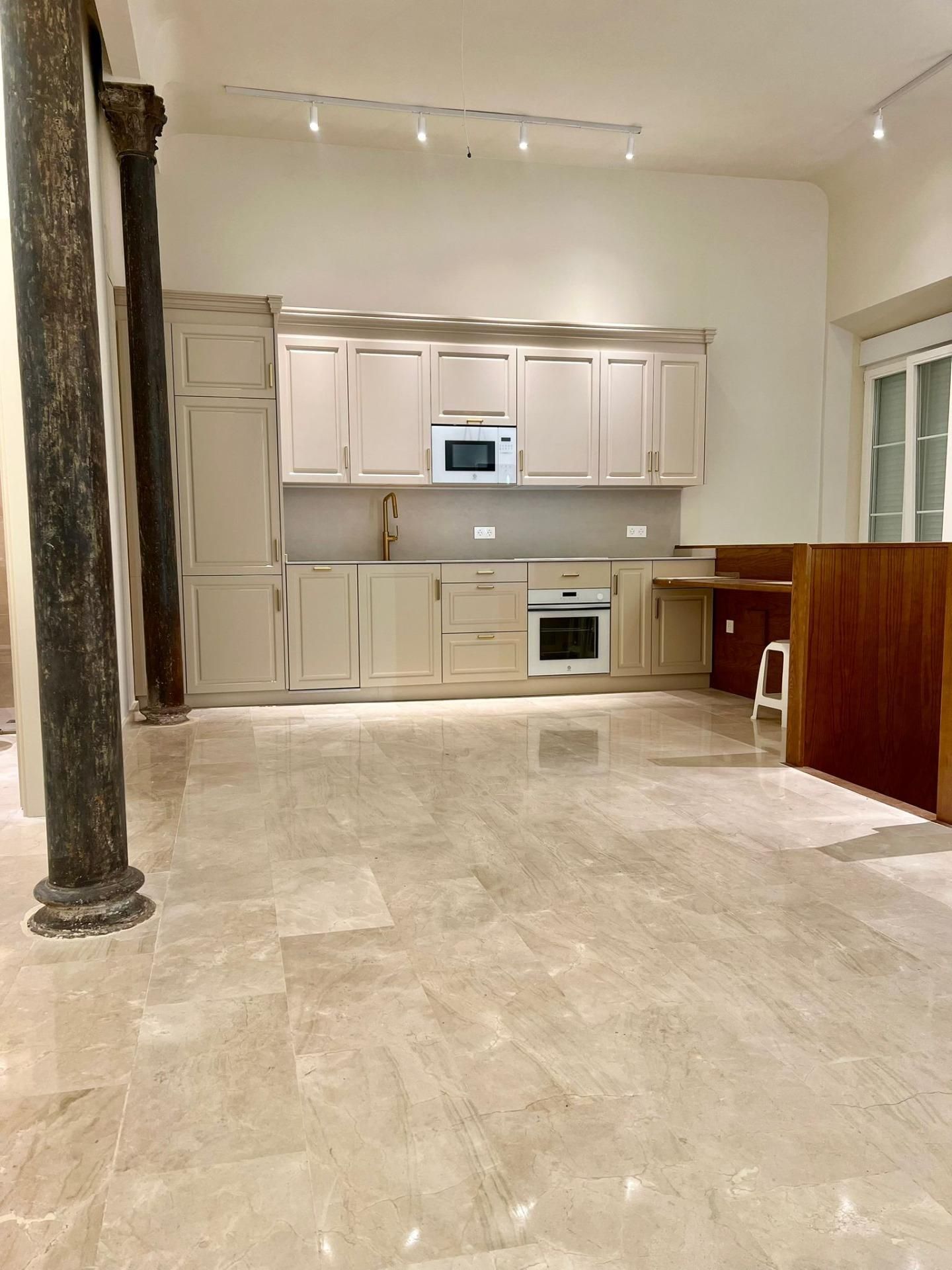 Cuina de Dúplex de lloguer en  Granada Capital amb Aire condicionat i Alarma