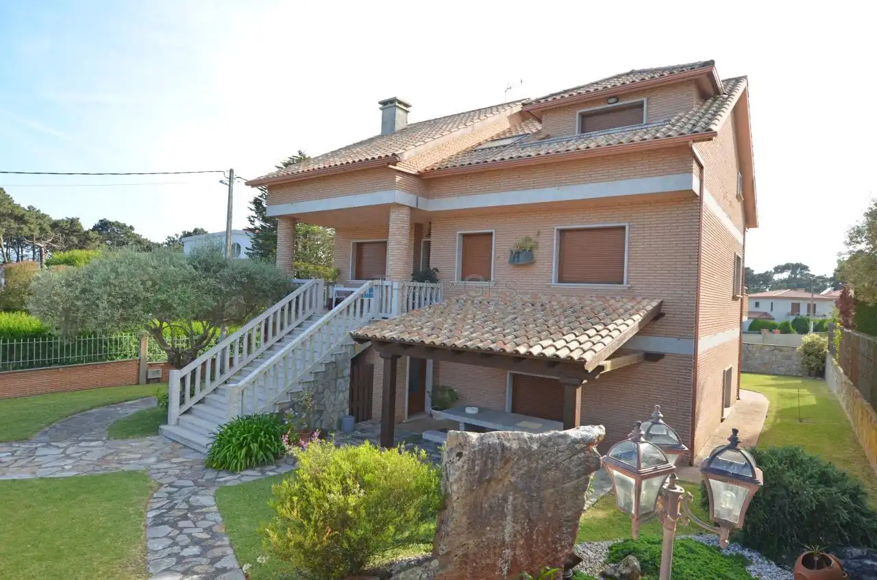 Vista exterior de Casa o xalet en venda en A Guarda   amb Calefacció, Jardí privat i Parquet