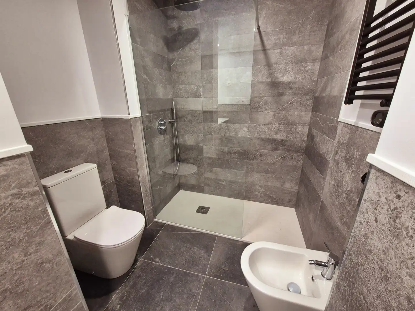 Bathroom of Flat for sale in Madrid  with Air Conditioner, Heating and Microwave
