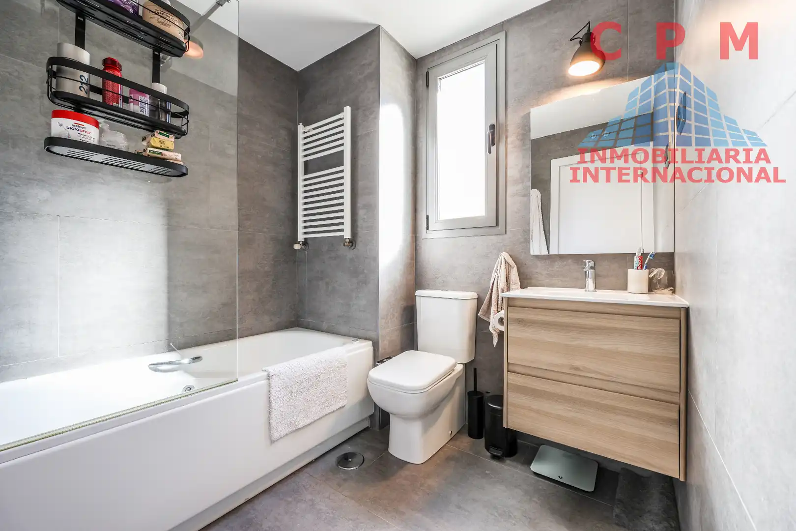 Bathroom of Flat for rent in Madrid  with Air Conditioner, Heating and Parquet flooring