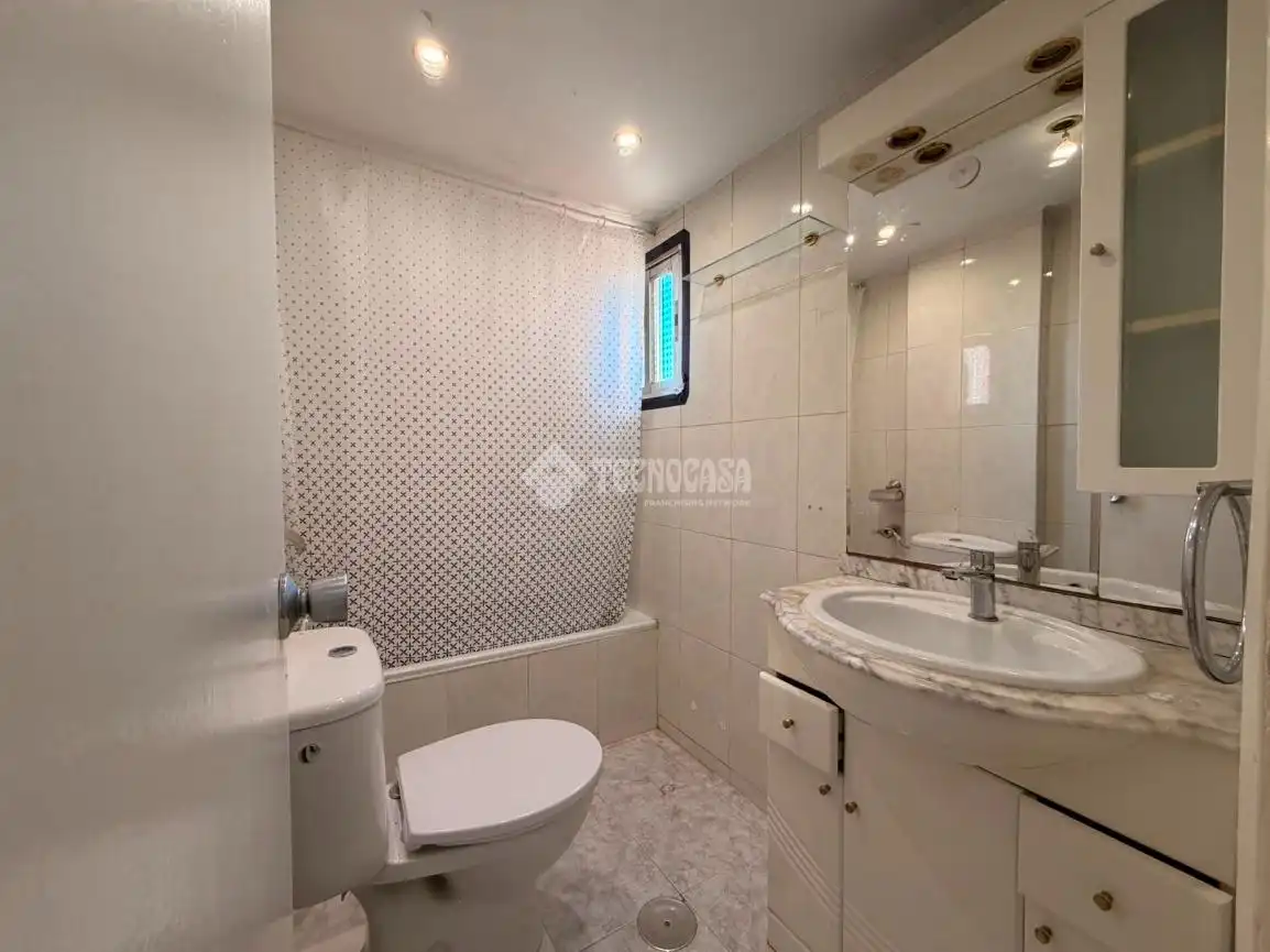 Baño de Estudio en venta en Madrid con Calefacción y Terraza