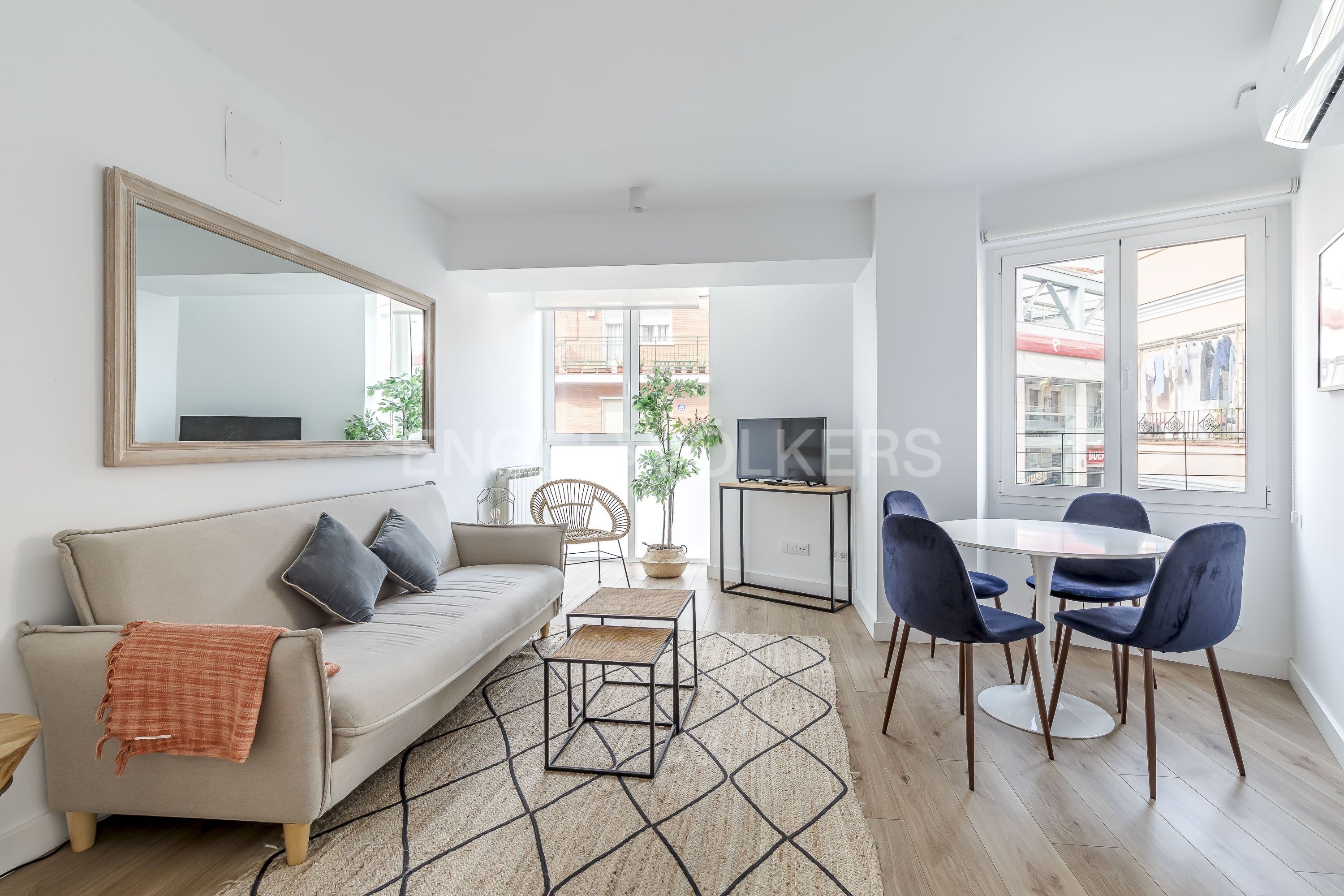 Sala d'estar de Apartament de lloguer en  Madrid Capital amb Aire condicionat, Calefacció i Moblat