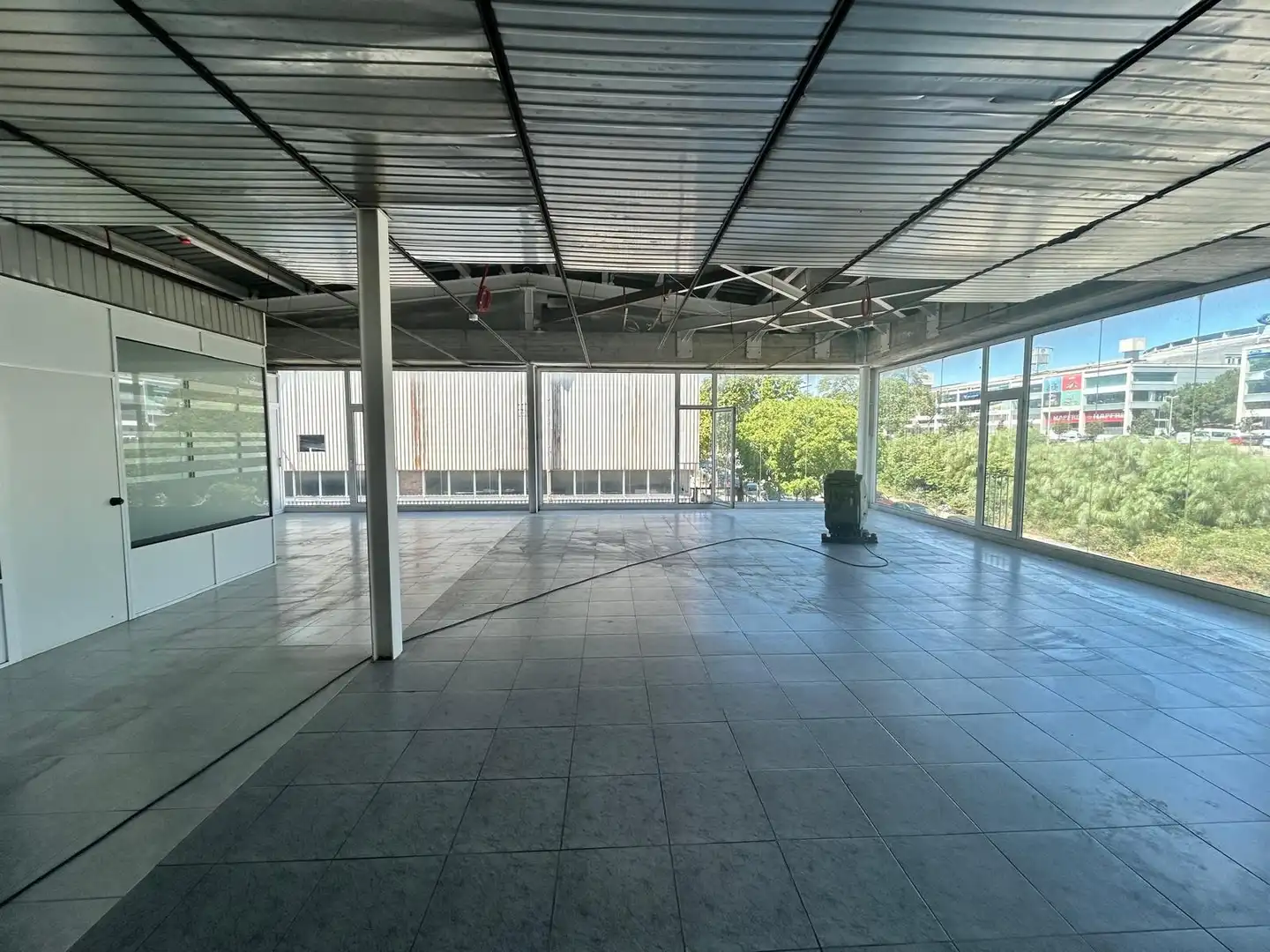 Außenansicht von Fabrikhallen zum Verkauf in Badalona
