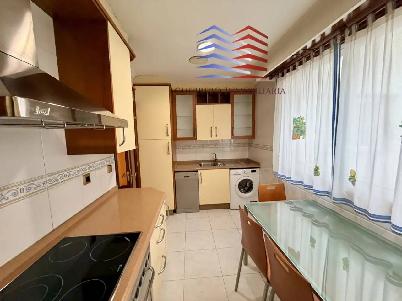Cuina de Apartament de lloguer en Ourense Capital  amb Calefacció, Parquet i Terrassa