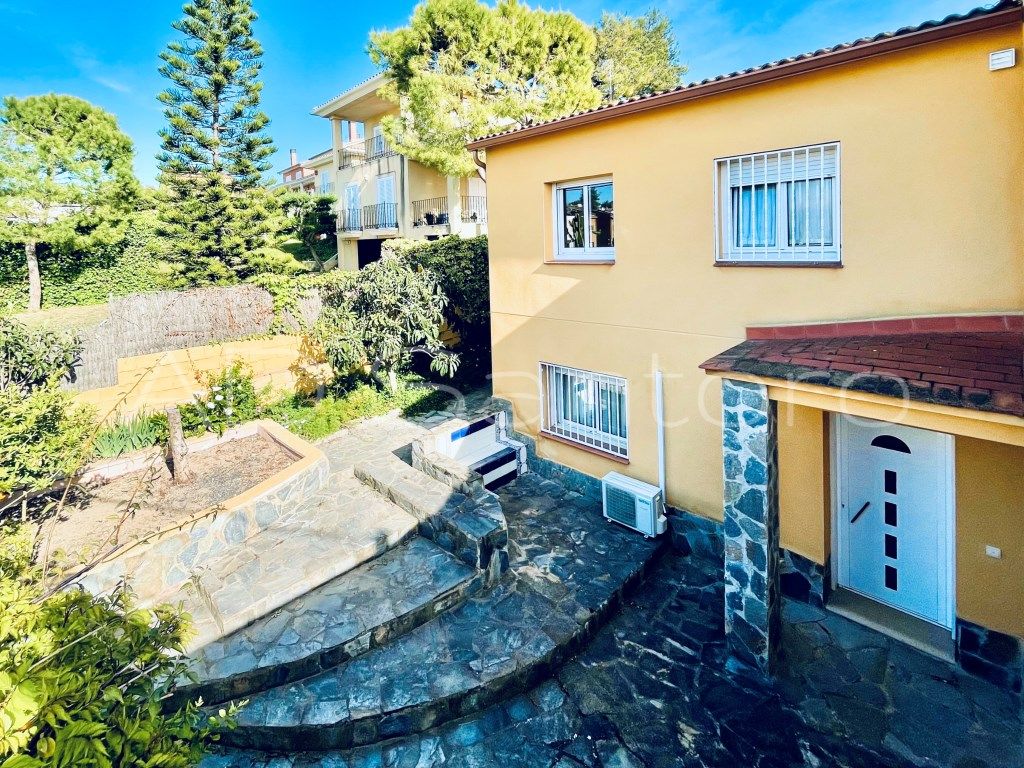 Vista exterior de Casa o xalet en venda en Sant Pere de Ribes amb Jardí privat, Terrassa i Piscina