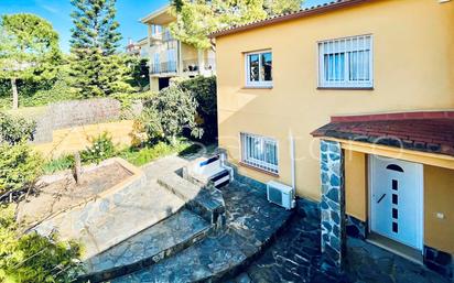 Vista exterior de Casa o xalet en venda en Sant Pere de Ribes amb Jardí privat, Terrassa i Piscina