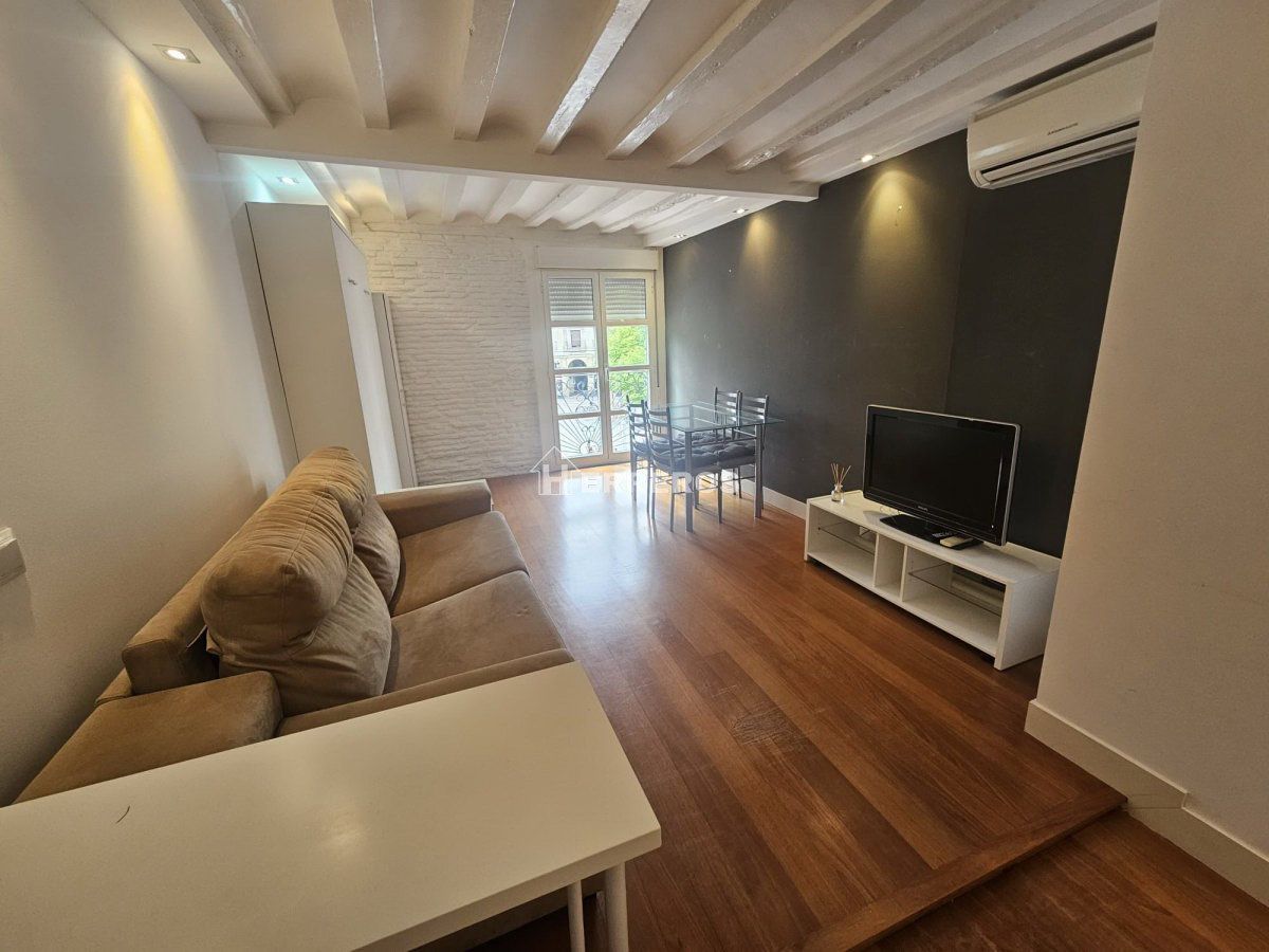 Sala d'estar de Pis en venda en  Logroño amb Calefacció, Parquet i Moblat