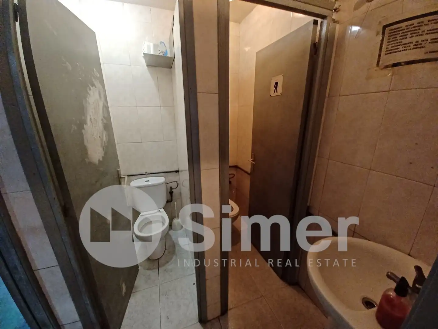 Badezimmer von Fabrikhallen zum Verkauf in Montcada i Reixac