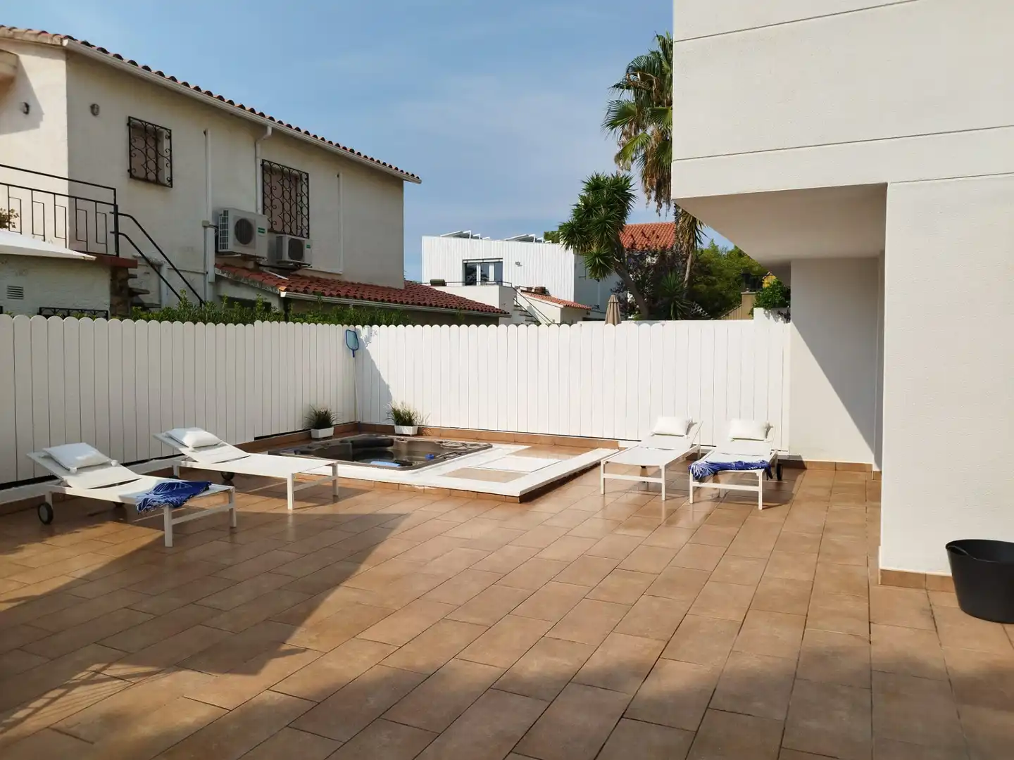 Terrasse von Einfamilien-Reihenhaus zum Verkauf in Torredembarra mit Klimaanlage, Heizung und Privatgarten