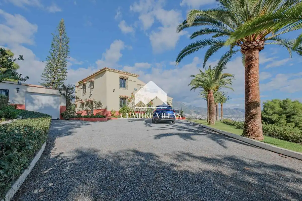 Vista exterior de Casa o xalet en venda en Nerja amb Jardí privat i Terrassa