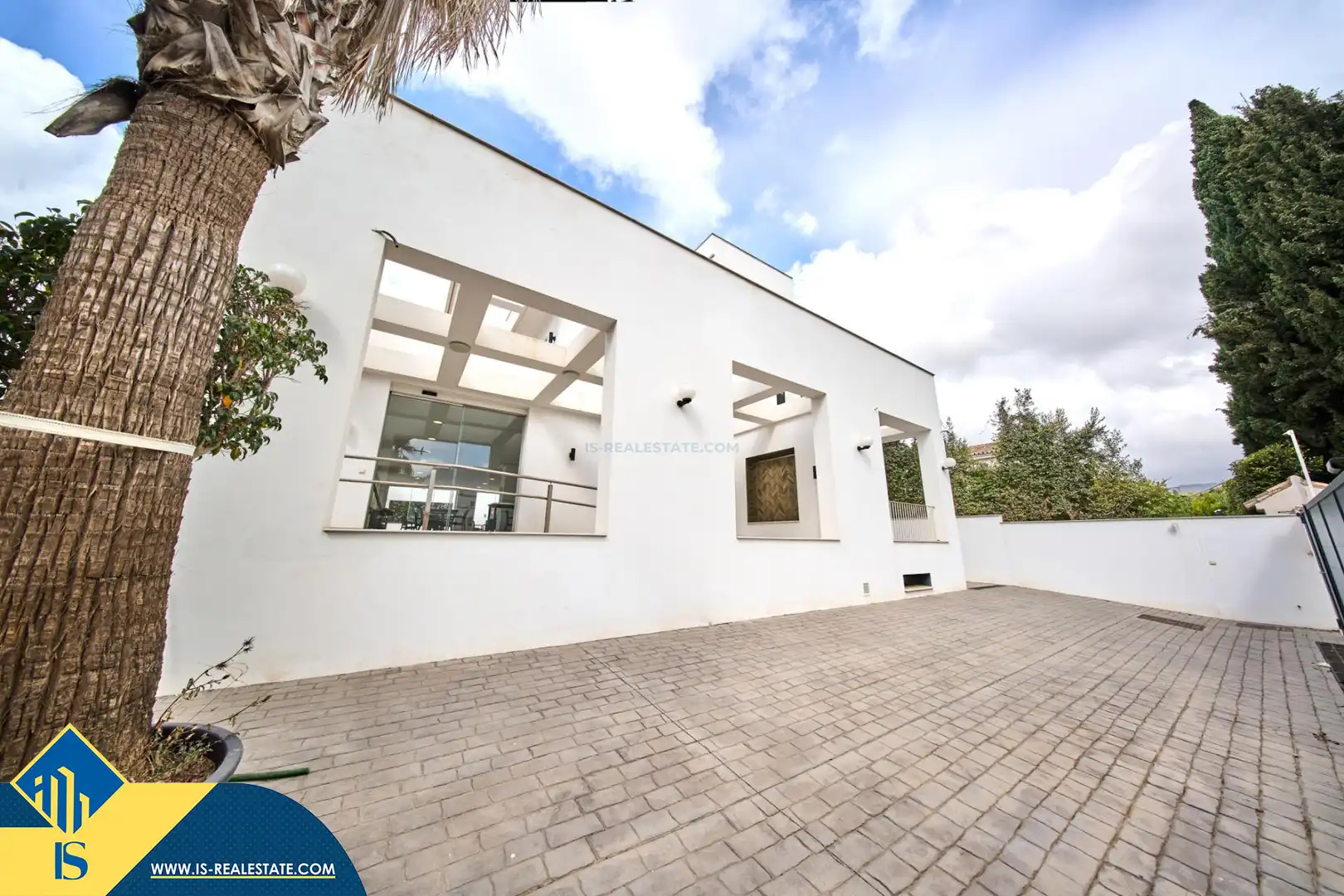 Vista exterior de Casa o xalet en venda en Marbella amb Terrassa i Piscina