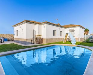 Piscina de Casa o xalet en venda en Chiclana de la Frontera amb Calefacció, Jardí privat i Parquet